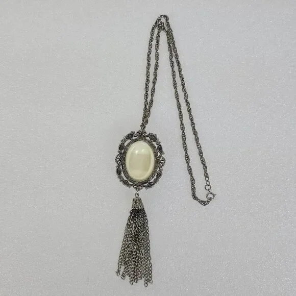1970s Resin Cameo Black White Pendant Necklace Tassel Silver Tone Vintage - Picture 7 of 14